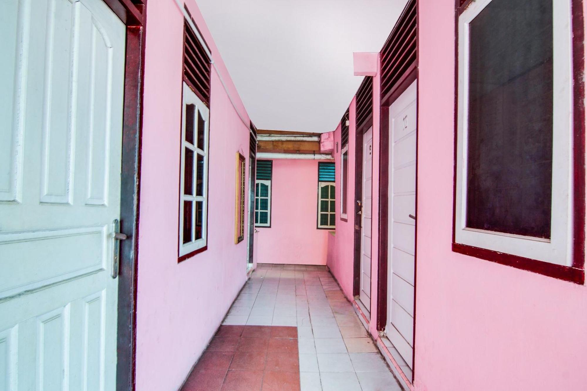 Spot On 91858 Raja Homestay Syariah Pekanbaru Exterior foto